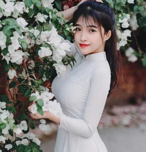 Ho Chi Minh-Ho Chi Minh Ao Dai dress massage highlights the tenderness and beauty of Vietnamese women