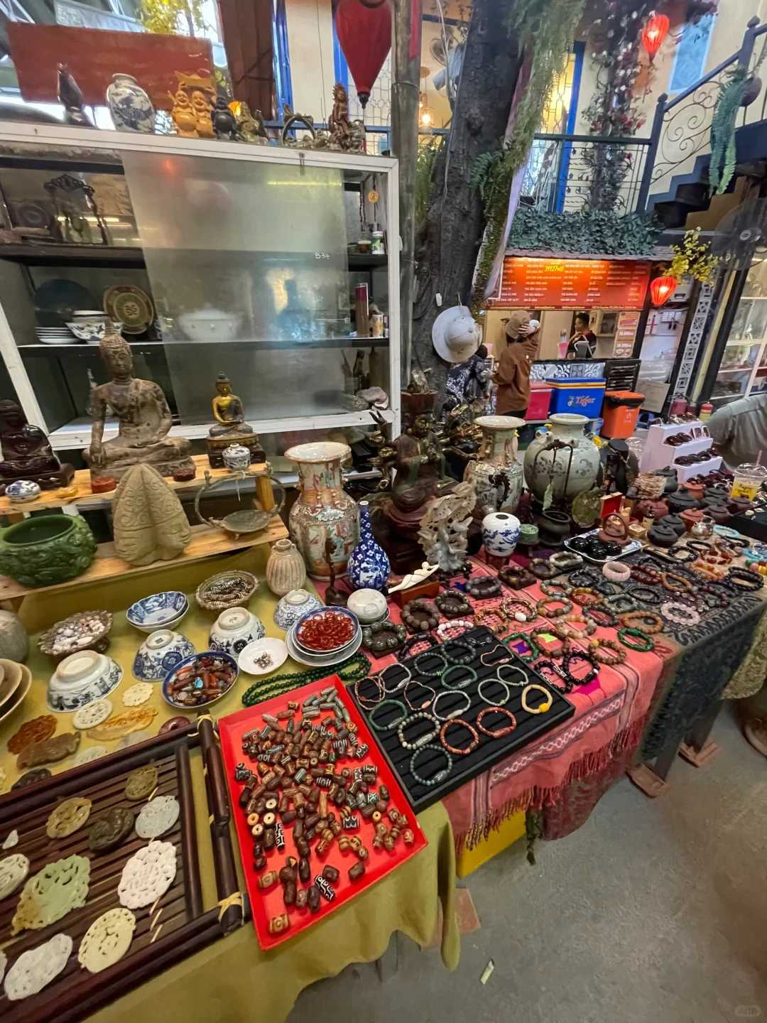 Ho Chi Minh-Ho Chi Minh Second-hand Market, selling old photos, crocodile skins, watches, jewelry, coins and other second-hand goods