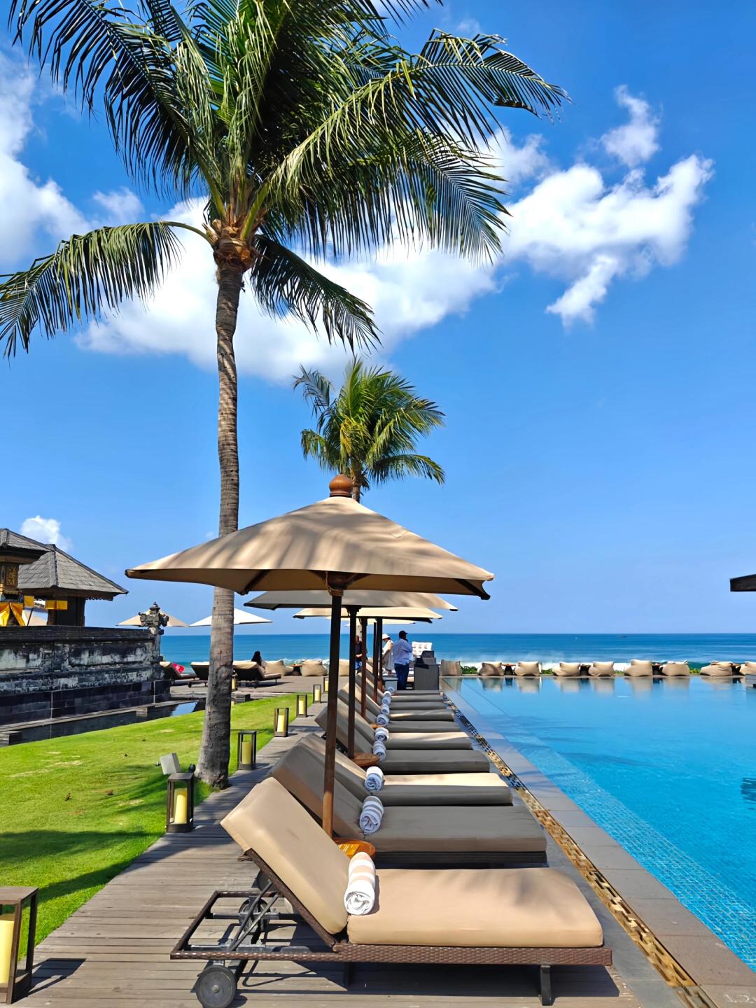 Bali-Alila Seminyak Bali, 3 infinity pools and a 24-hour spa, the ultimate holiday happiness