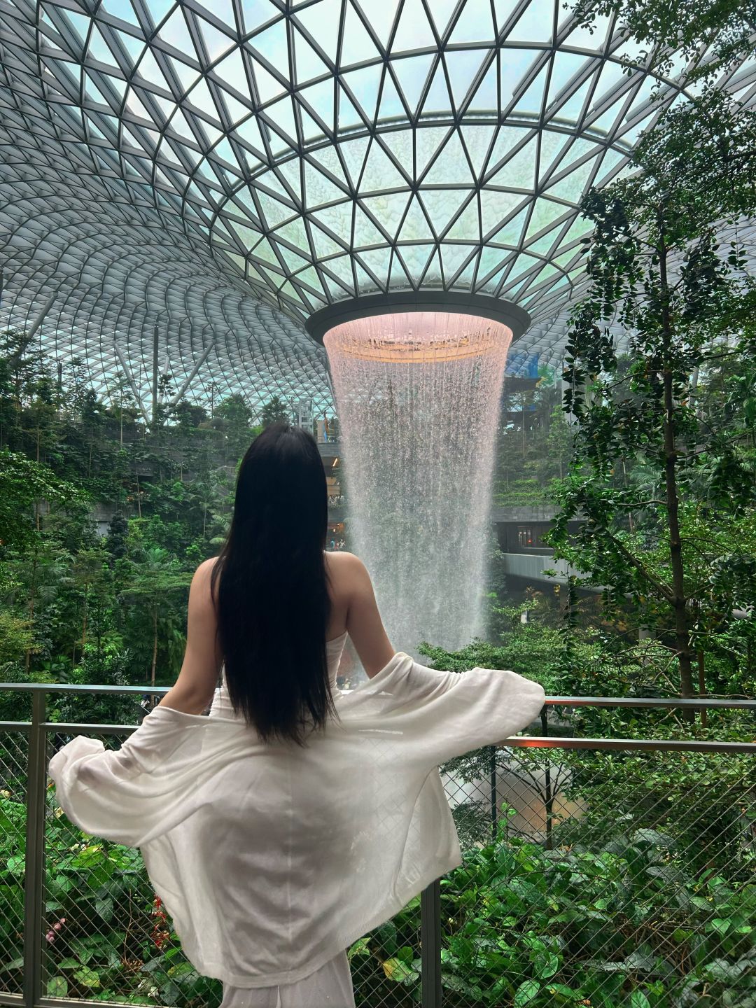 Singapore-Singapore Changi Airport, the world's tallest indoor waterfall, the scene is spectacular