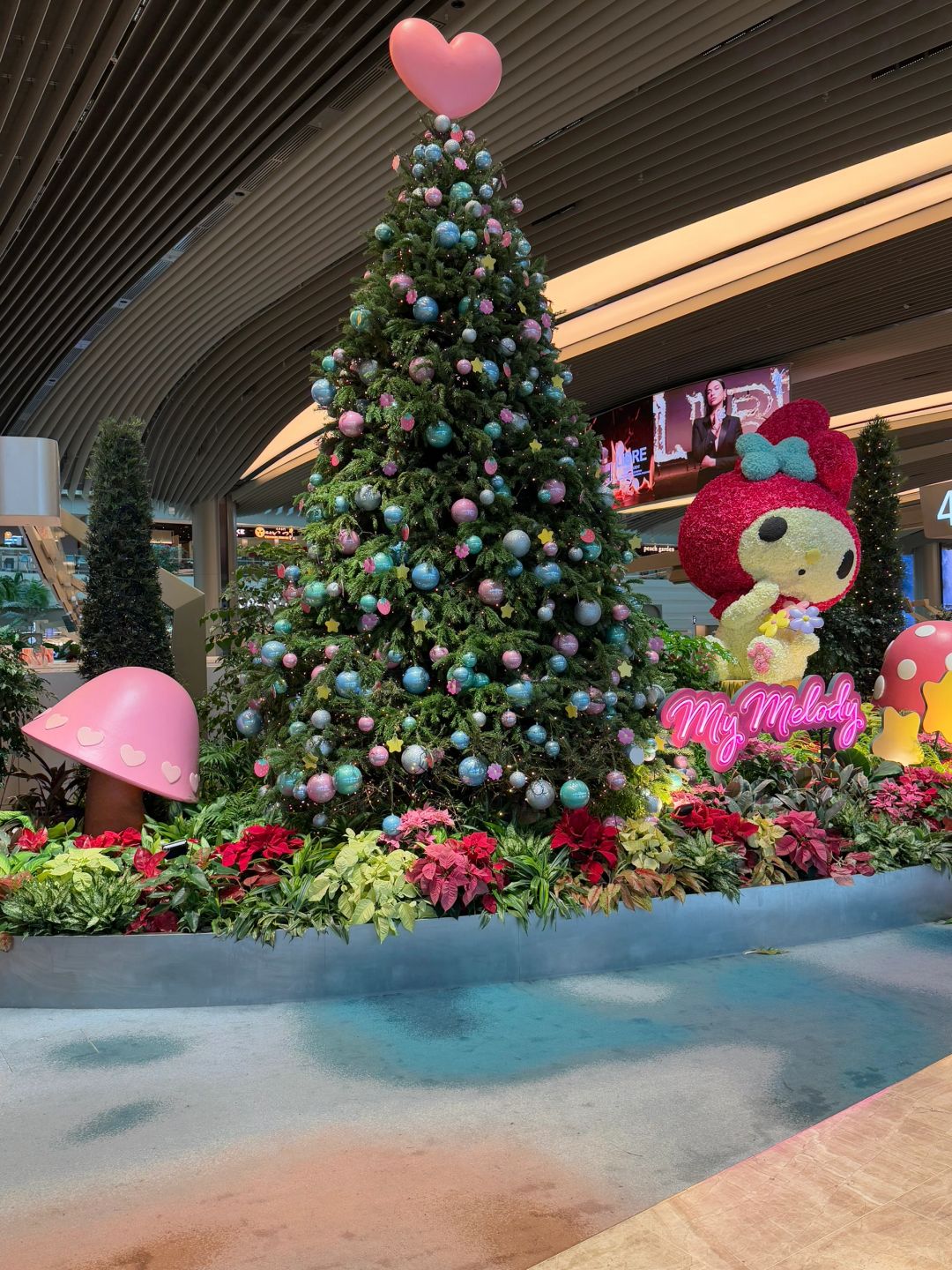 Singapore-Singapore Changi Airport, the world's tallest indoor waterfall, the scene is spectacular