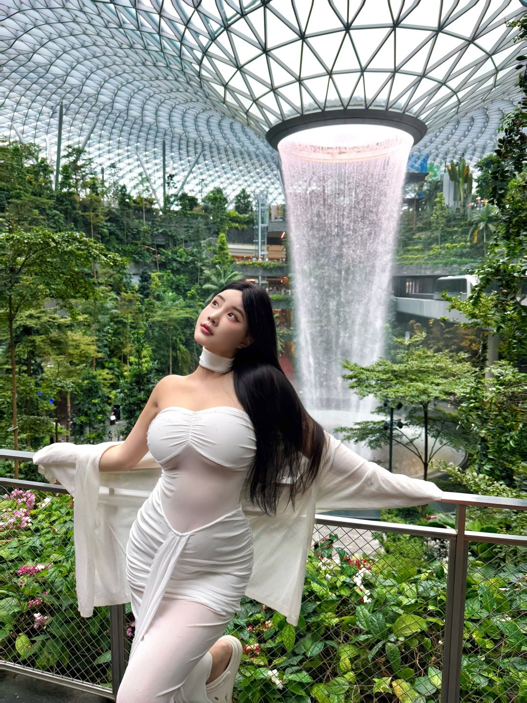 Singapore-Singapore Changi Airport, the world's tallest indoor waterfall, the scene is spectacular