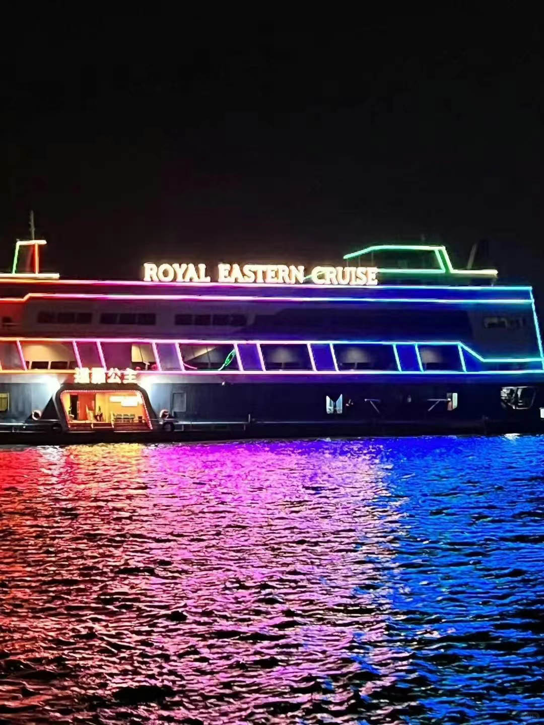 Pattaya-Pattaya Oriental Princess Cruise, enjoy the transvestite dance performance, sexy and beautiful