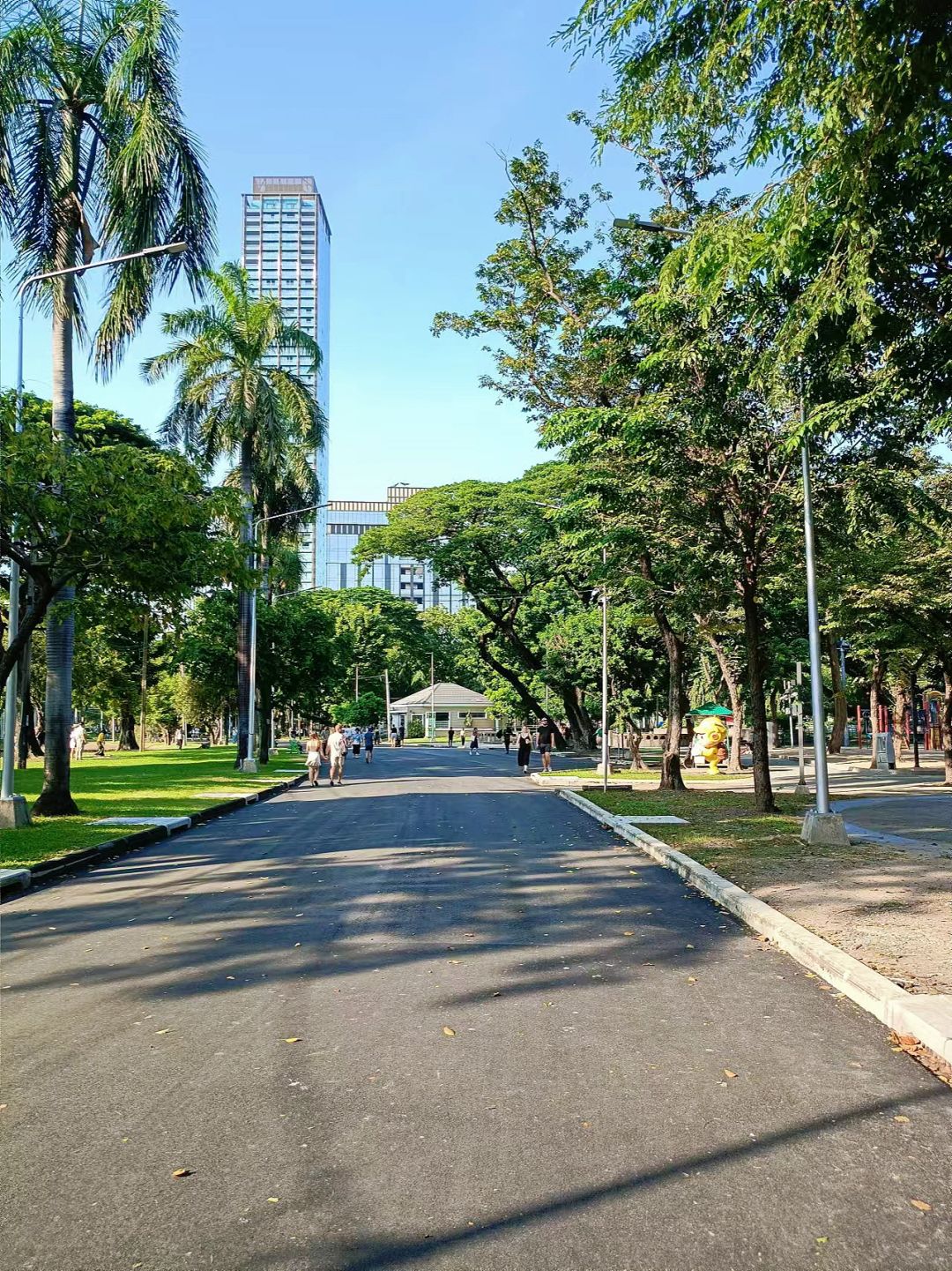 Bangkok-Lumpini Park in Bangkok, a model of harmony between people, nature and the city