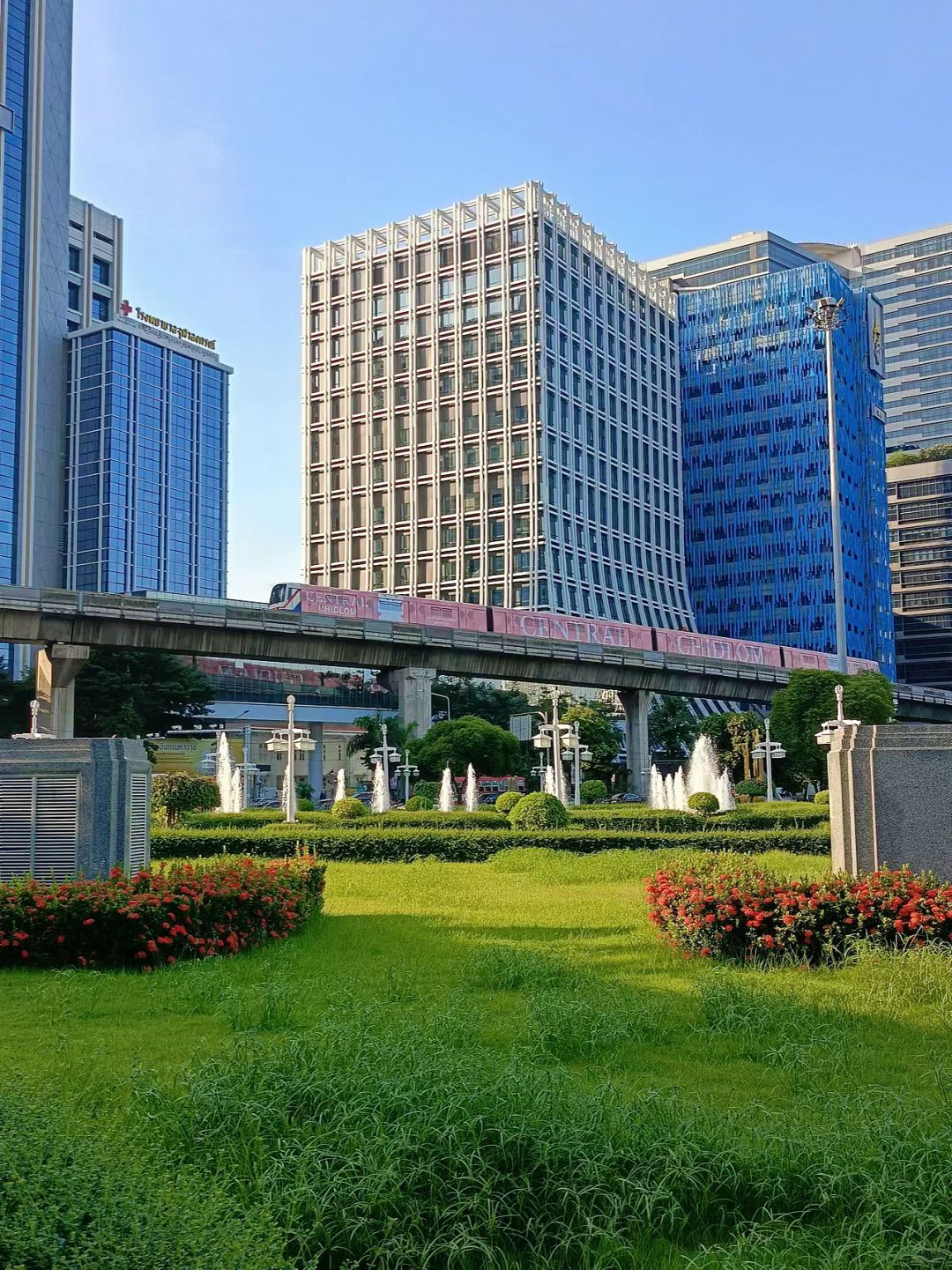 Bangkok-Lumpini Park in Bangkok, a model of harmony between people, nature and the city