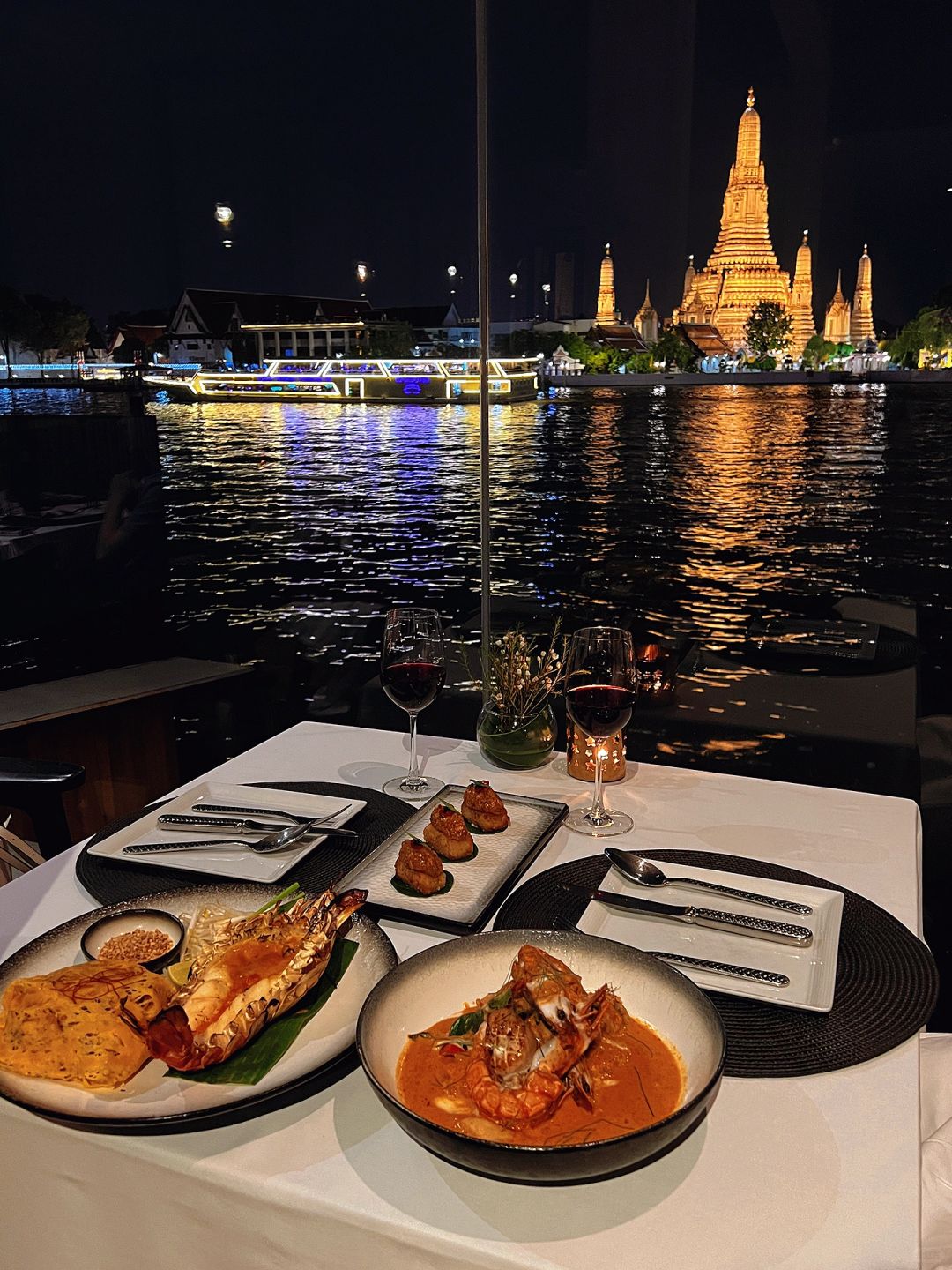 Bangkok-Sala Rattanakosin Eatery and Bar with a view of Wat Arun on the Chao Phraya River