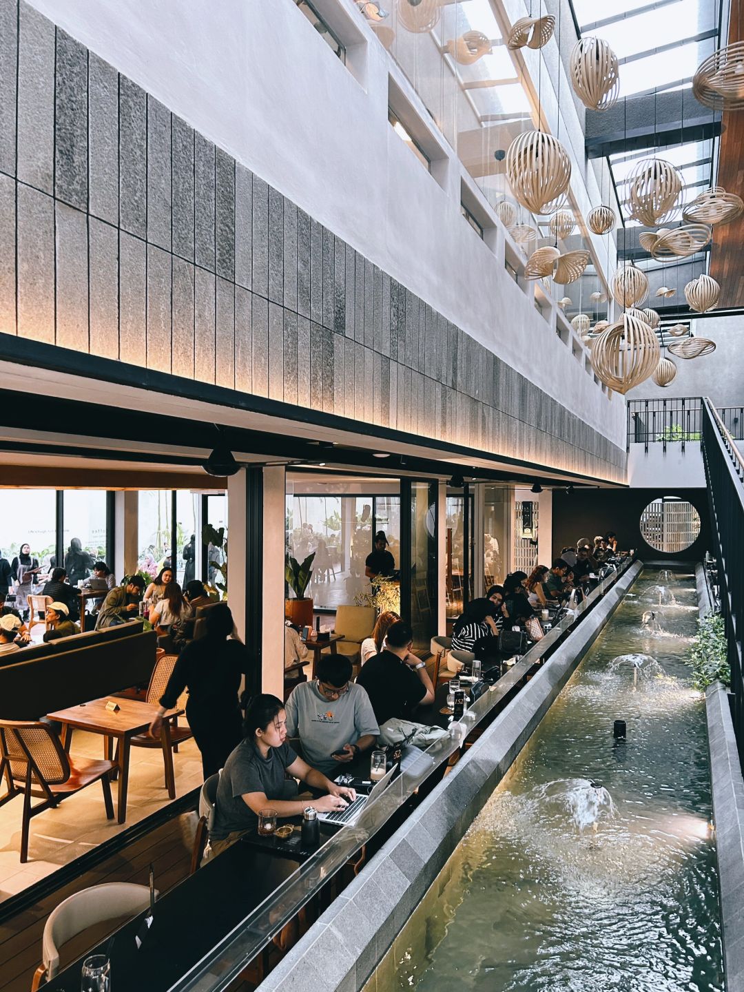 Jakarta-Kopitagram Centang Biru - Kuningan, Jakarta's largest coffee shop adds resident singer