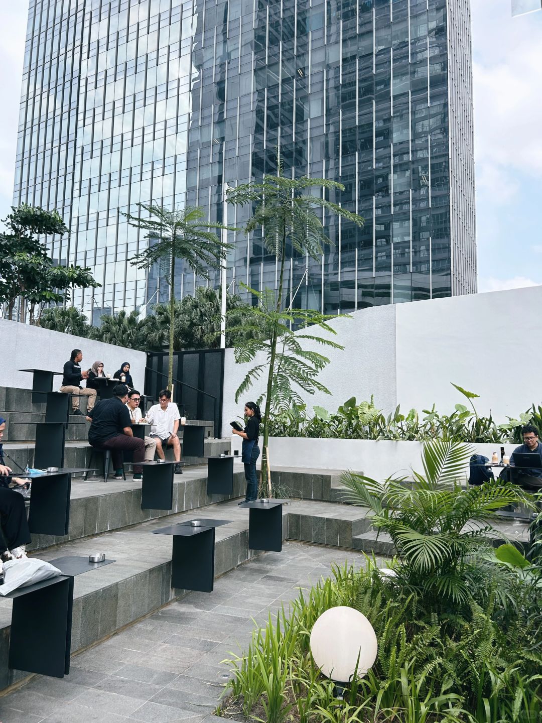 Jakarta-Kopitagram Centang Biru - Kuningan, Jakarta's largest coffee shop adds resident singer