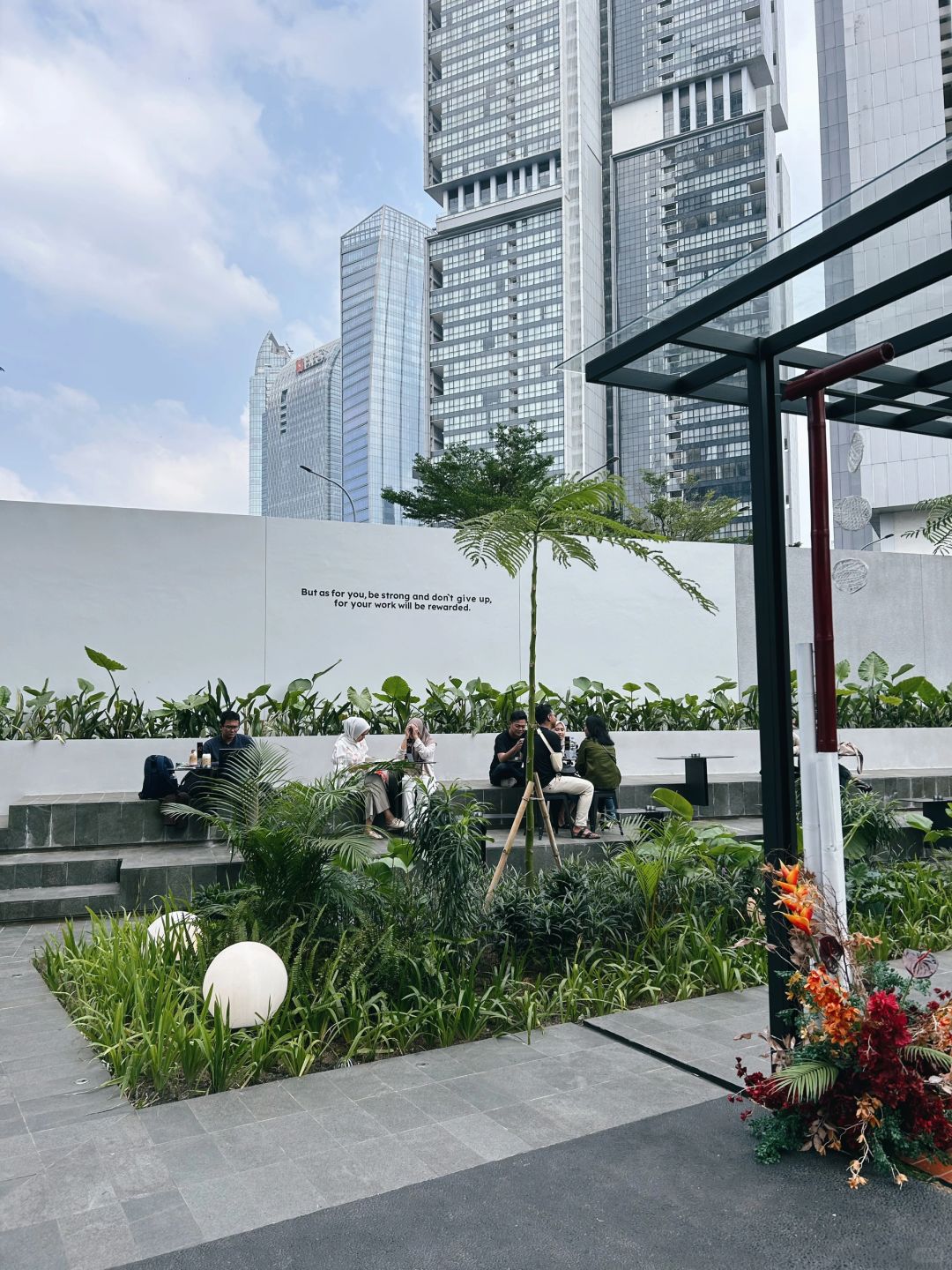 Jakarta-Kopitagram Centang Biru - Kuningan, Jakarta's largest coffee shop adds resident singer