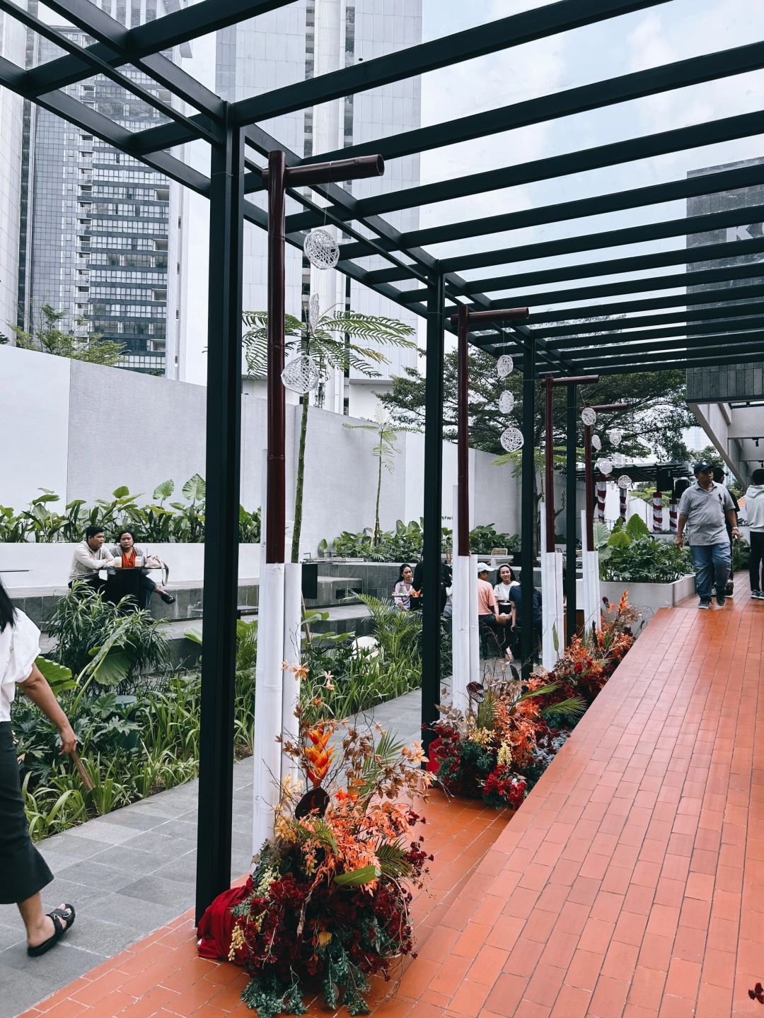 Jakarta-Kopitagram Centang Biru - Kuningan, Jakarta's largest coffee shop adds resident singer