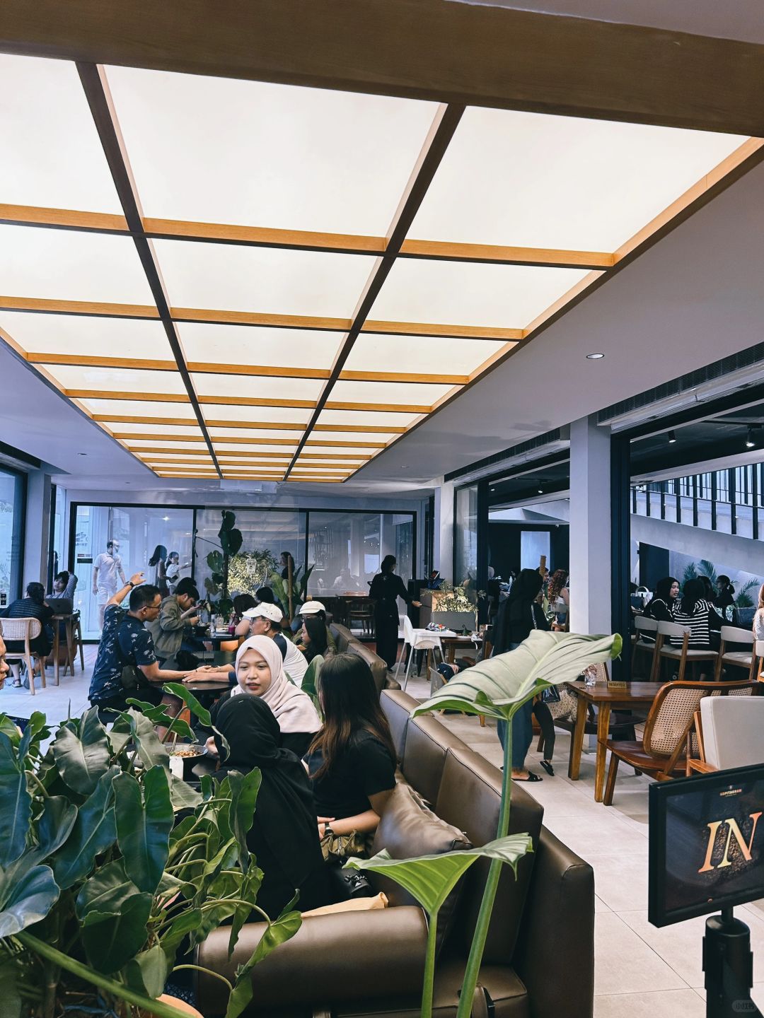 Jakarta-Kopitagram Centang Biru - Kuningan, Jakarta's largest coffee shop adds resident singer