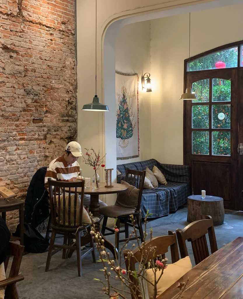 Hanoi-10 must-visit cafes in Hanoi with great atmosphere, Wifi, and sockets for remote workers to take notes quickly!