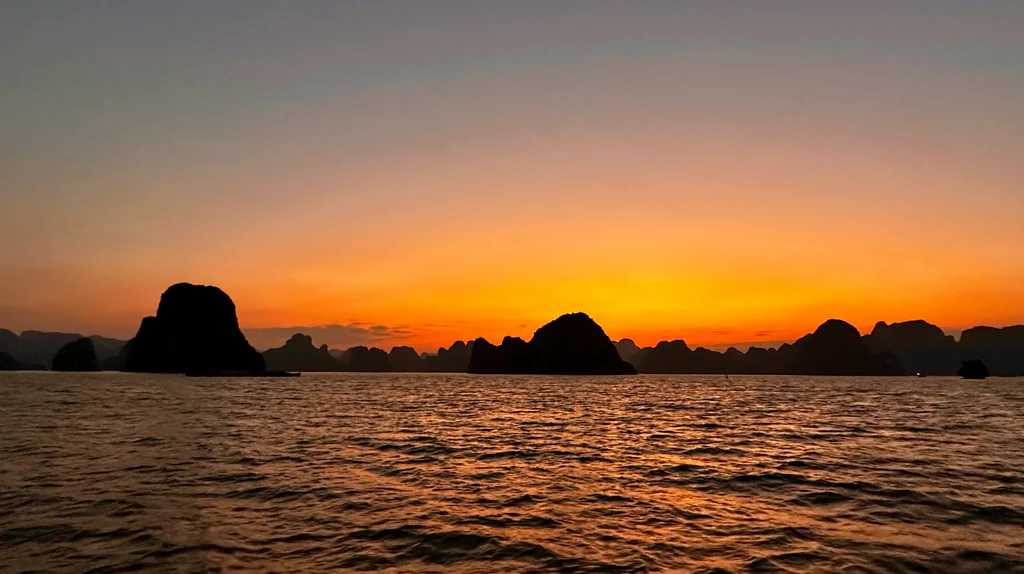 Hanoi-Free travel in Halong Bay, choose this luxury five-star cruise, a pleasant sea trip