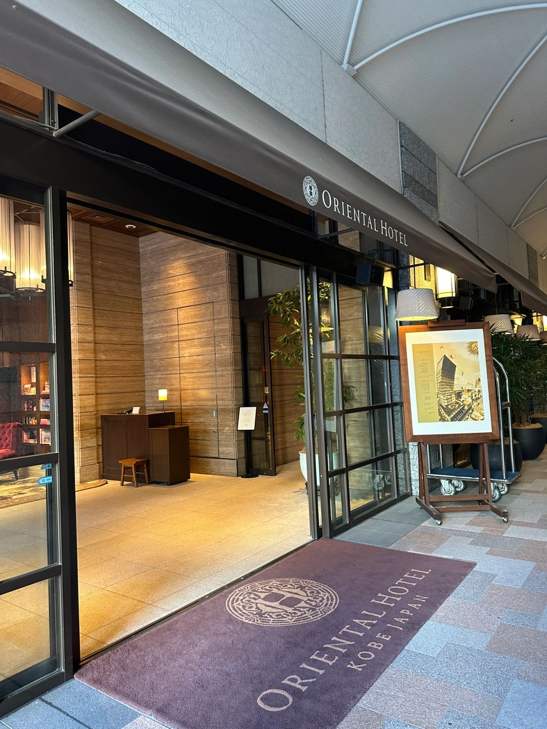 Osaka-Kobe ORIENTAL HOTEL, large rooms, good location, and delicious chocolate in the lobby