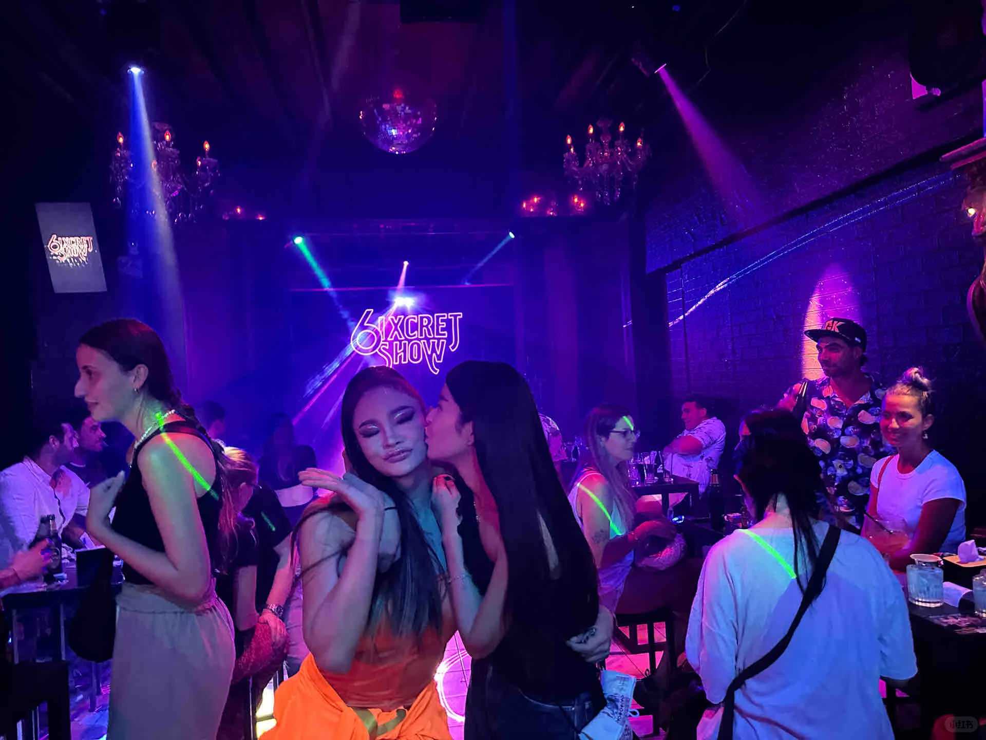 Chiang Mai-Chiang Mai 6ixcret nightclub, experience Thai songs and dance, Music atmosphere is great