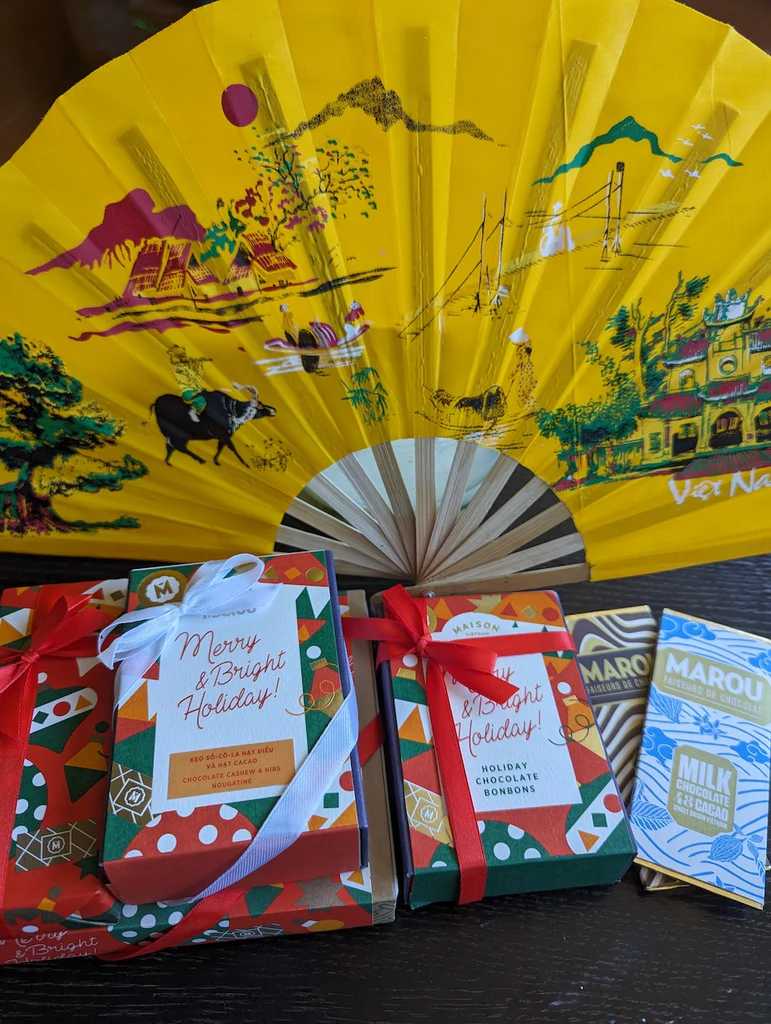 Ho Chi Minh-Phu Quoc Island souvenir list. Peanuts, fans, bamboo hats, chocolate, coffee, pearls, incense, etc.