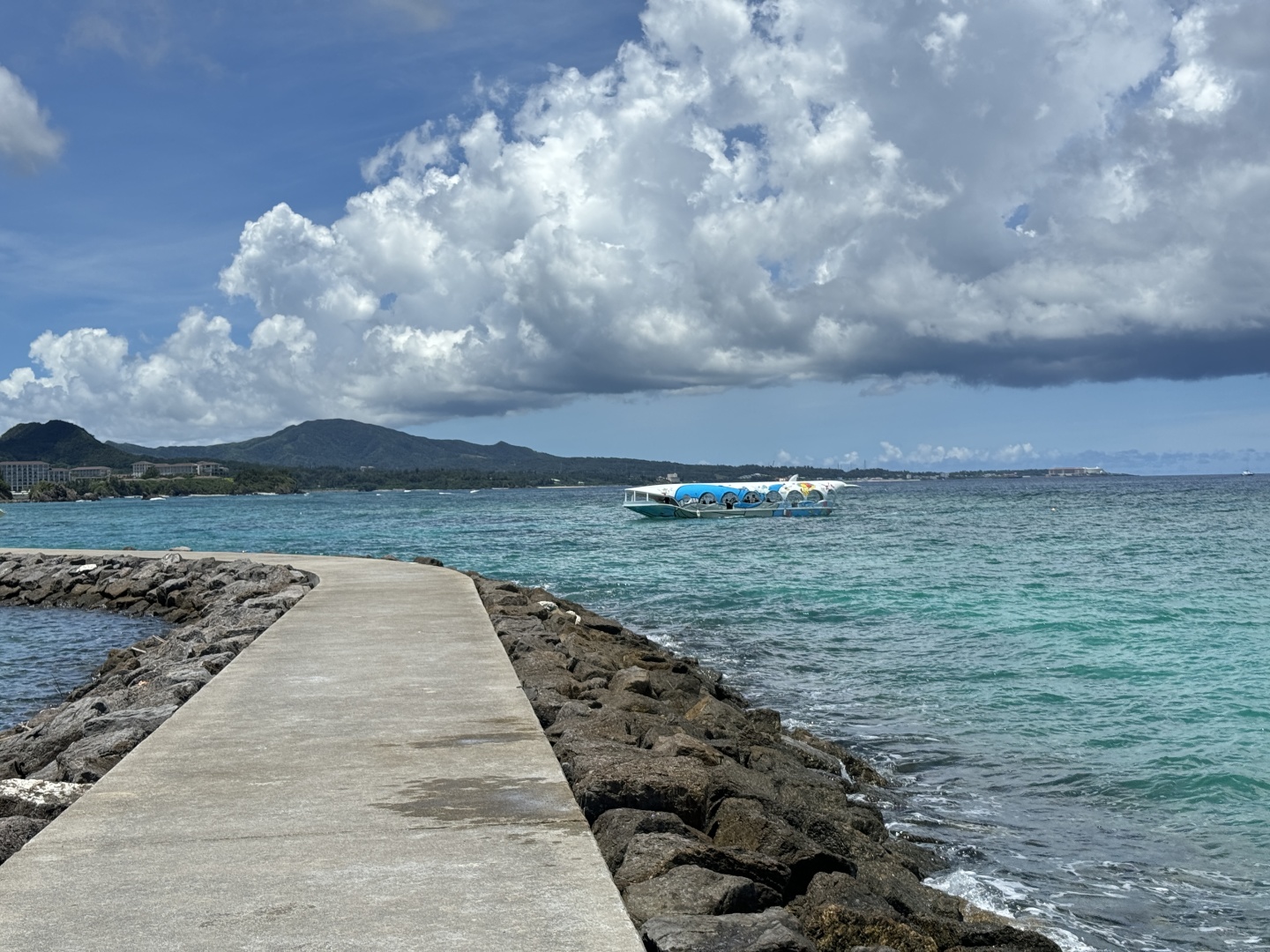 Okinawa-Okinawa Marine Park, where you can watch fish on Pikachu glass boat, the scenery is beautiful