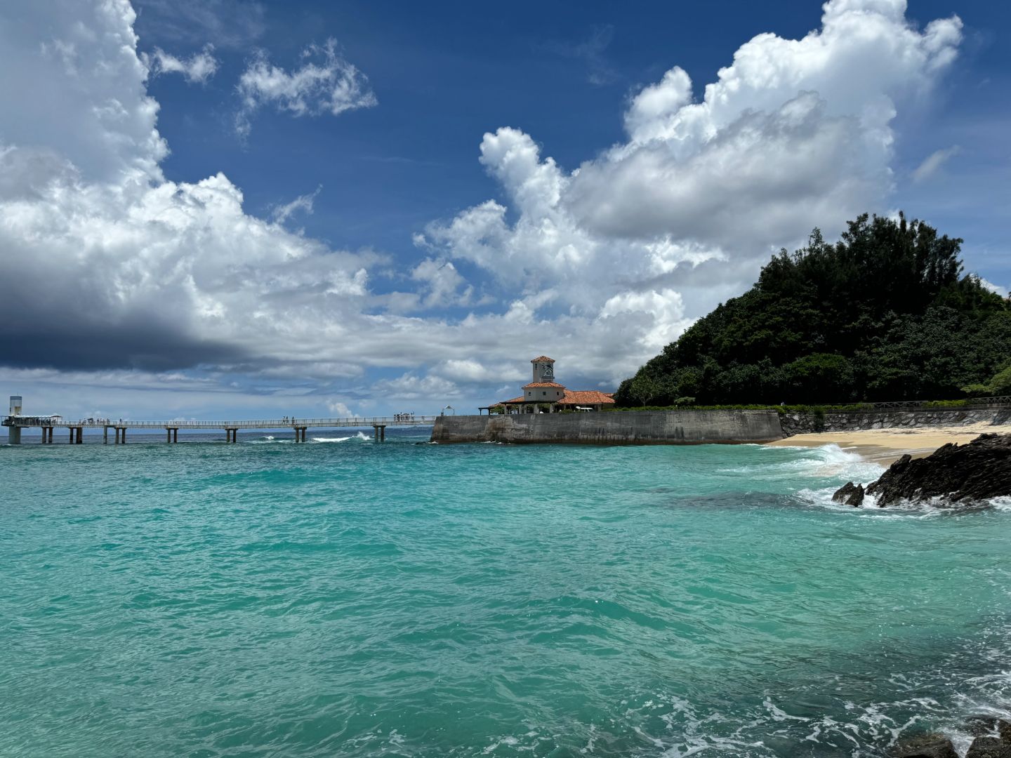 Okinawa-Okinawa Marine Park, where you can watch fish on Pikachu glass boat, the scenery is beautiful