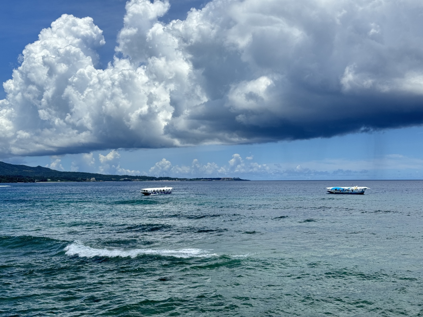 Okinawa-Okinawa Marine Park, where you can watch fish on Pikachu glass boat, the scenery is beautiful