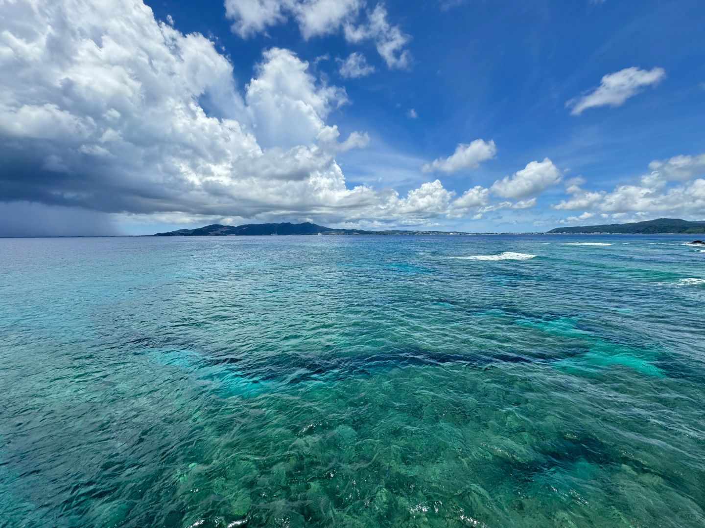 Okinawa-Okinawa Marine Park, where you can watch fish on Pikachu glass boat, the scenery is beautiful