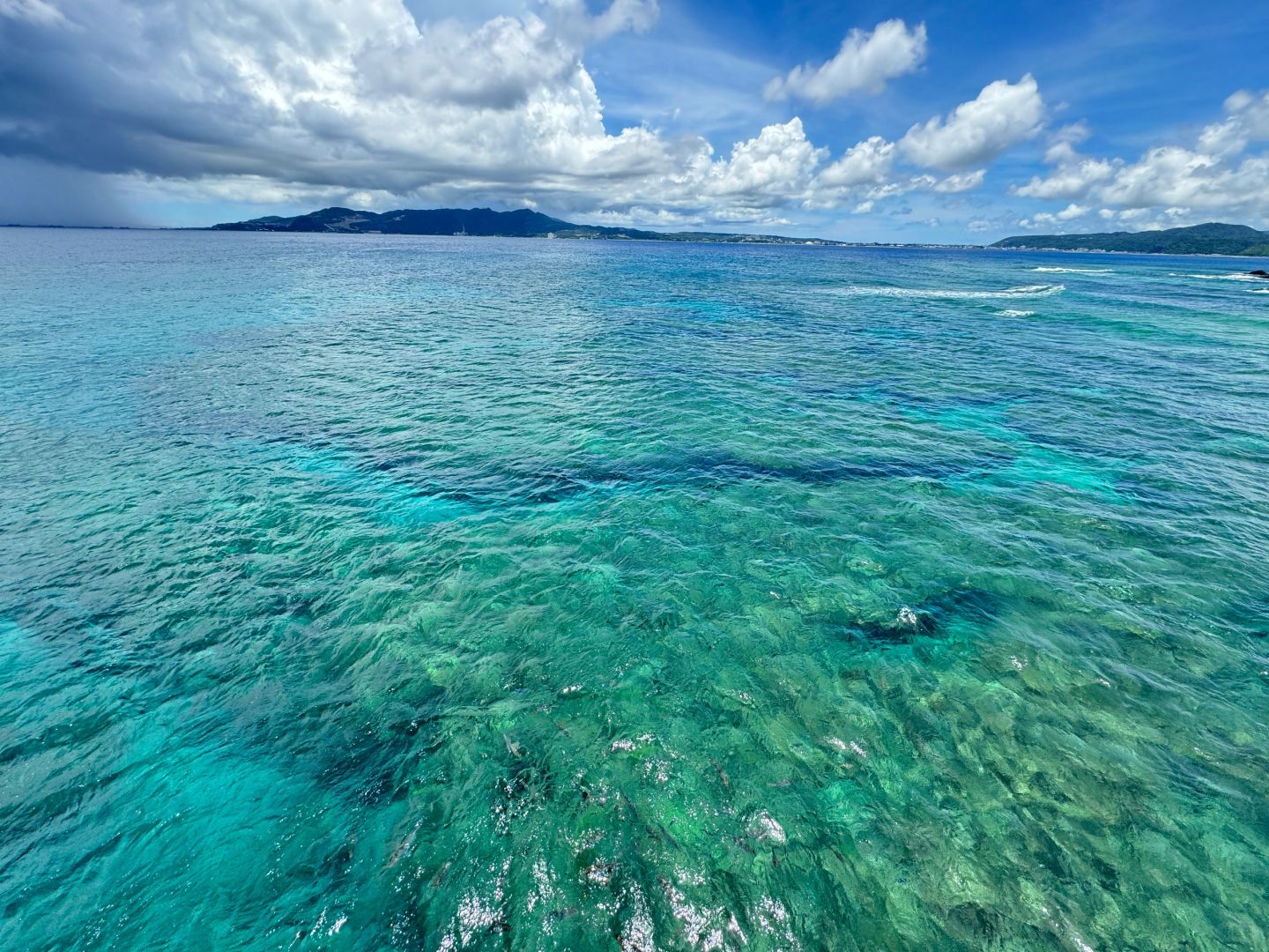 Okinawa-Okinawa Marine Park, where you can watch fish on Pikachu glass boat, the scenery is beautiful