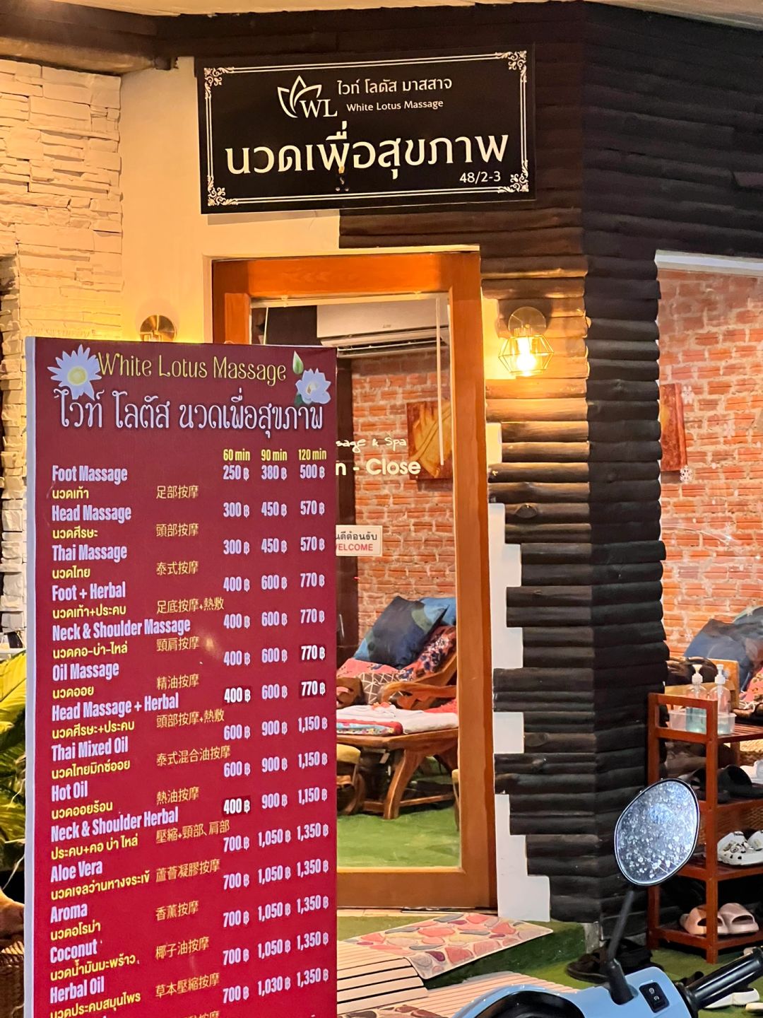 Hua Hin-White Lotus Spa Massage at Hua Hin Night Market, 60-minute foot massage is only 250 baht.