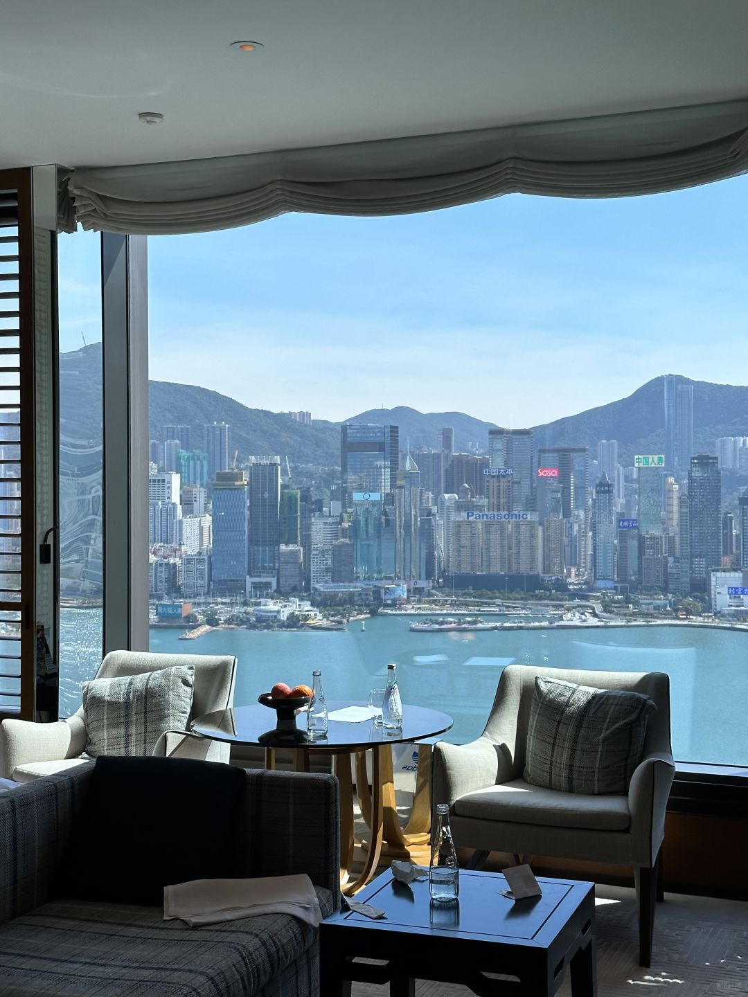 Hong kong-Sunny day the Rosewood Hotel Hong Kong, you can see Victoria Harbour by opening the curtains