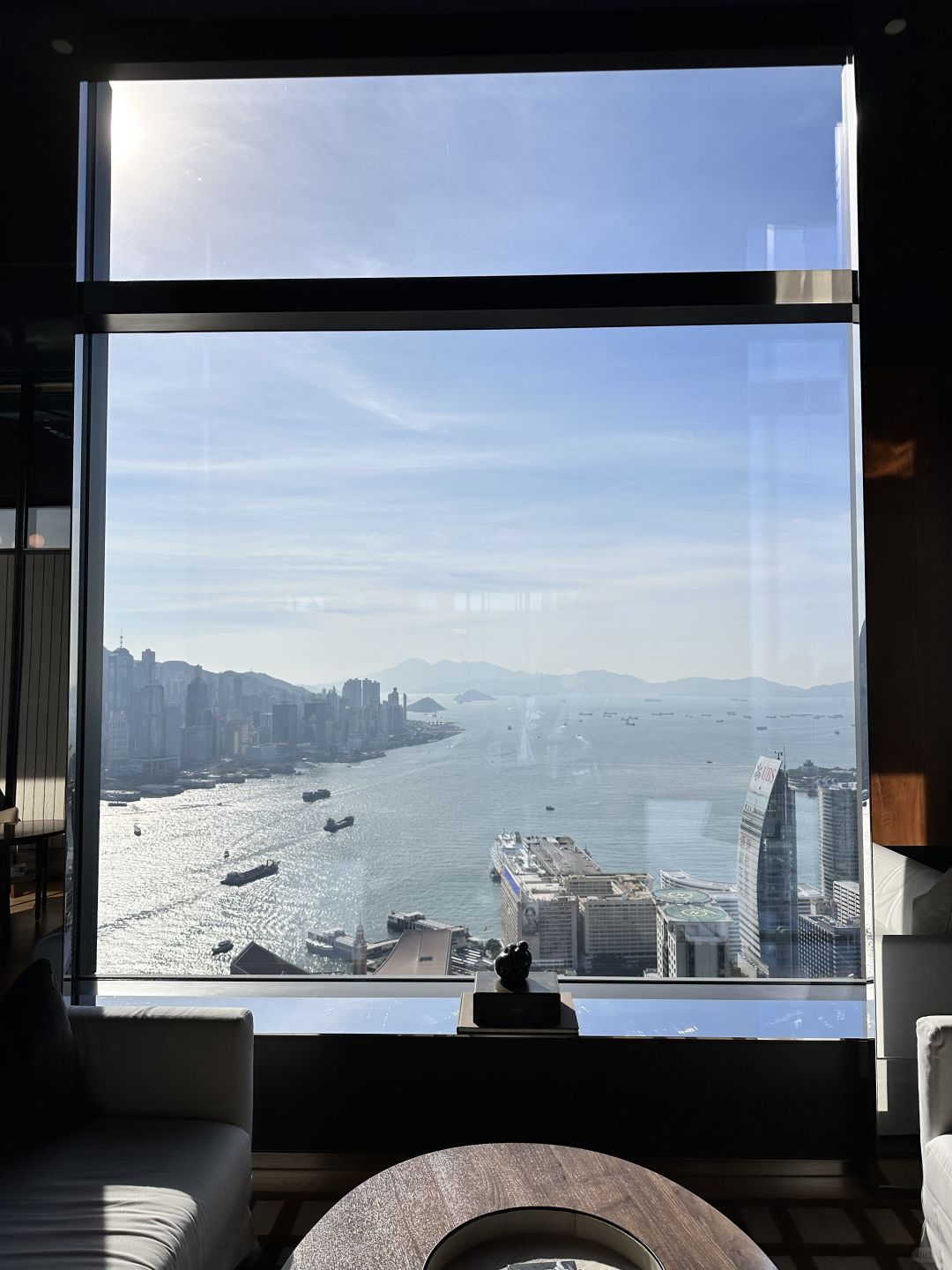 Hong kong-Sunny day the Rosewood Hotel Hong Kong, you can see Victoria Harbour by opening the curtains