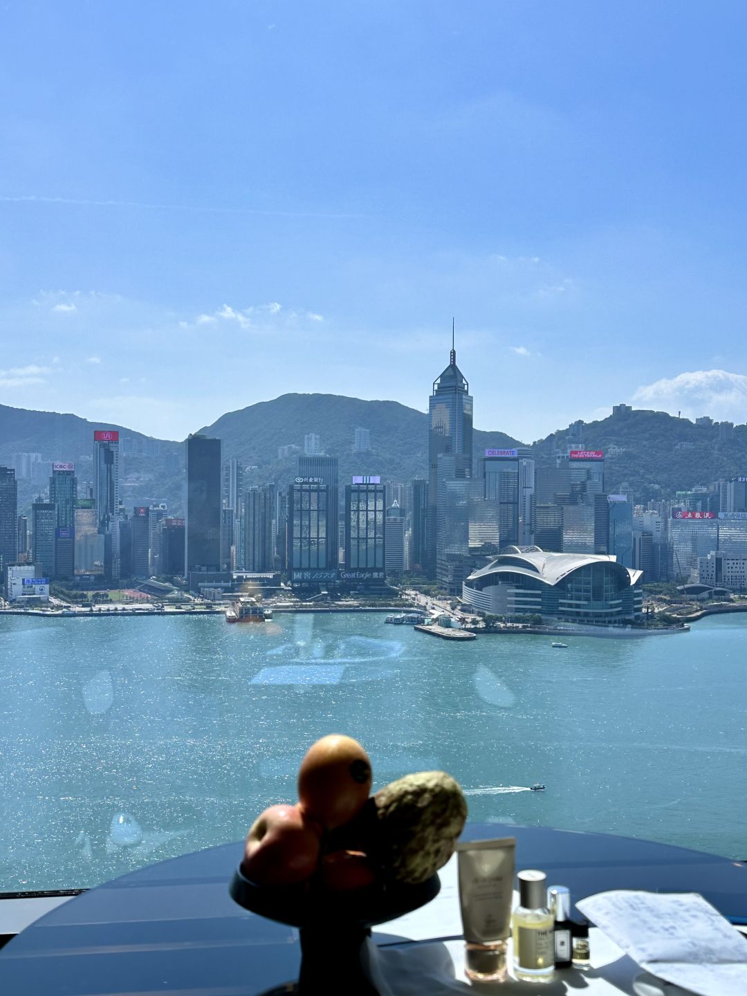 Hong kong-Sunny day the Rosewood Hotel Hong Kong, you can see Victoria Harbour by opening the curtains