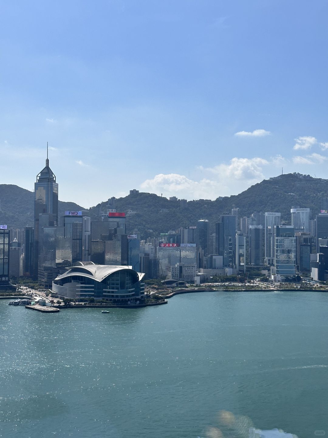 Hong kong-Sunny day the Rosewood Hotel Hong Kong, you can see Victoria Harbour by opening the curtains