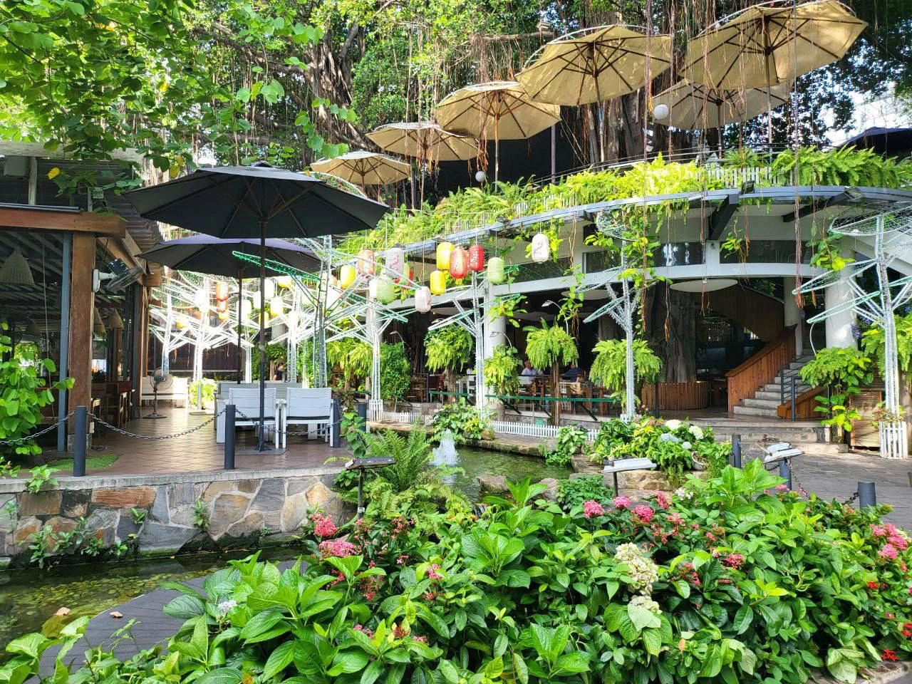 Ho Chi Minh-Saigon Garden Cafe in Ho Chi Minh City, 👍surrounded by many trees and flowers