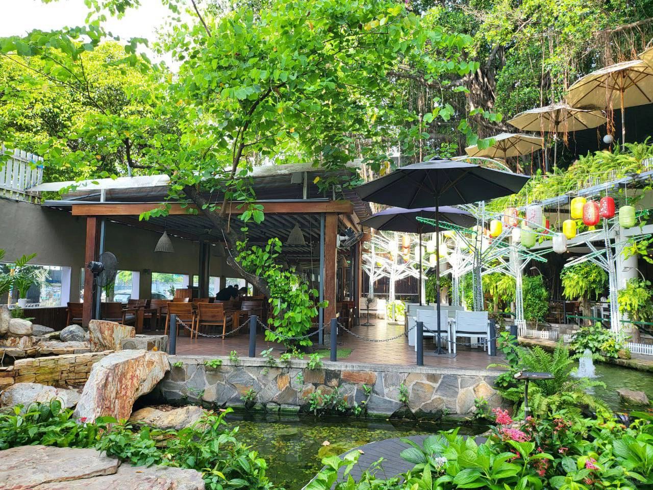 Ho Chi Minh-Saigon Garden Cafe in Ho Chi Minh City, 👍surrounded by many trees and flowers