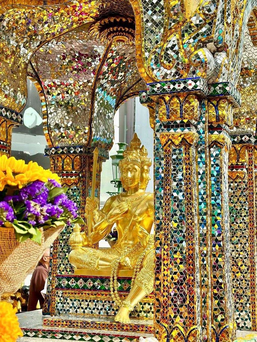 Bangkok-Don't miss this intersection in Bangkok, the four-faced Buddha statue is full of faith