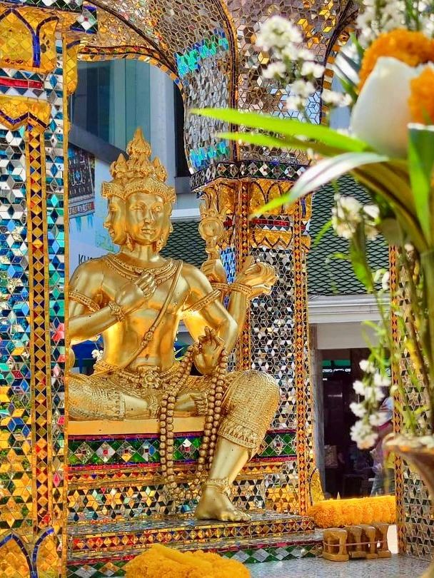 Bangkok-Don't miss this intersection in Bangkok, the four-faced Buddha statue is full of faith