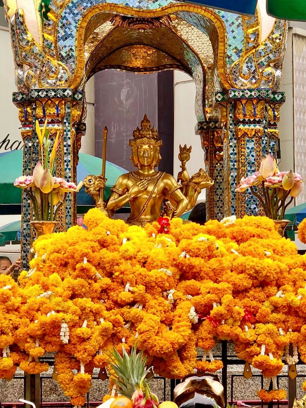 Bangkok-Don't miss this intersection in Bangkok, the four-faced Buddha statue is full of faith