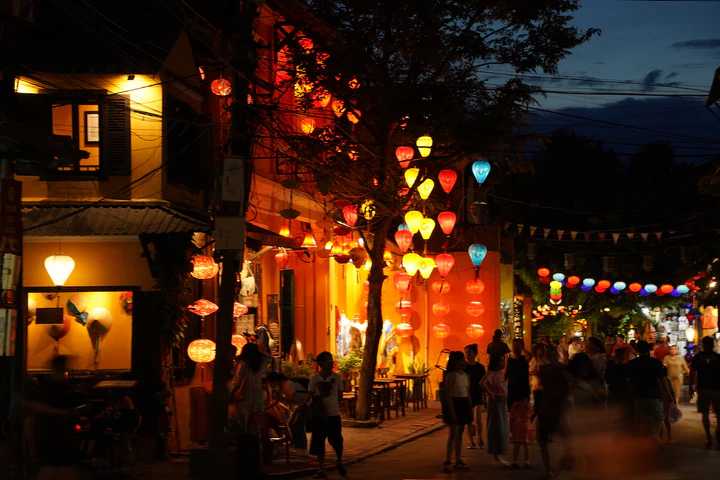 Ho Chi Minh-The Top 10 big college of the month Anxilian city,said Wang Wu,a director of Anxiliang Bank