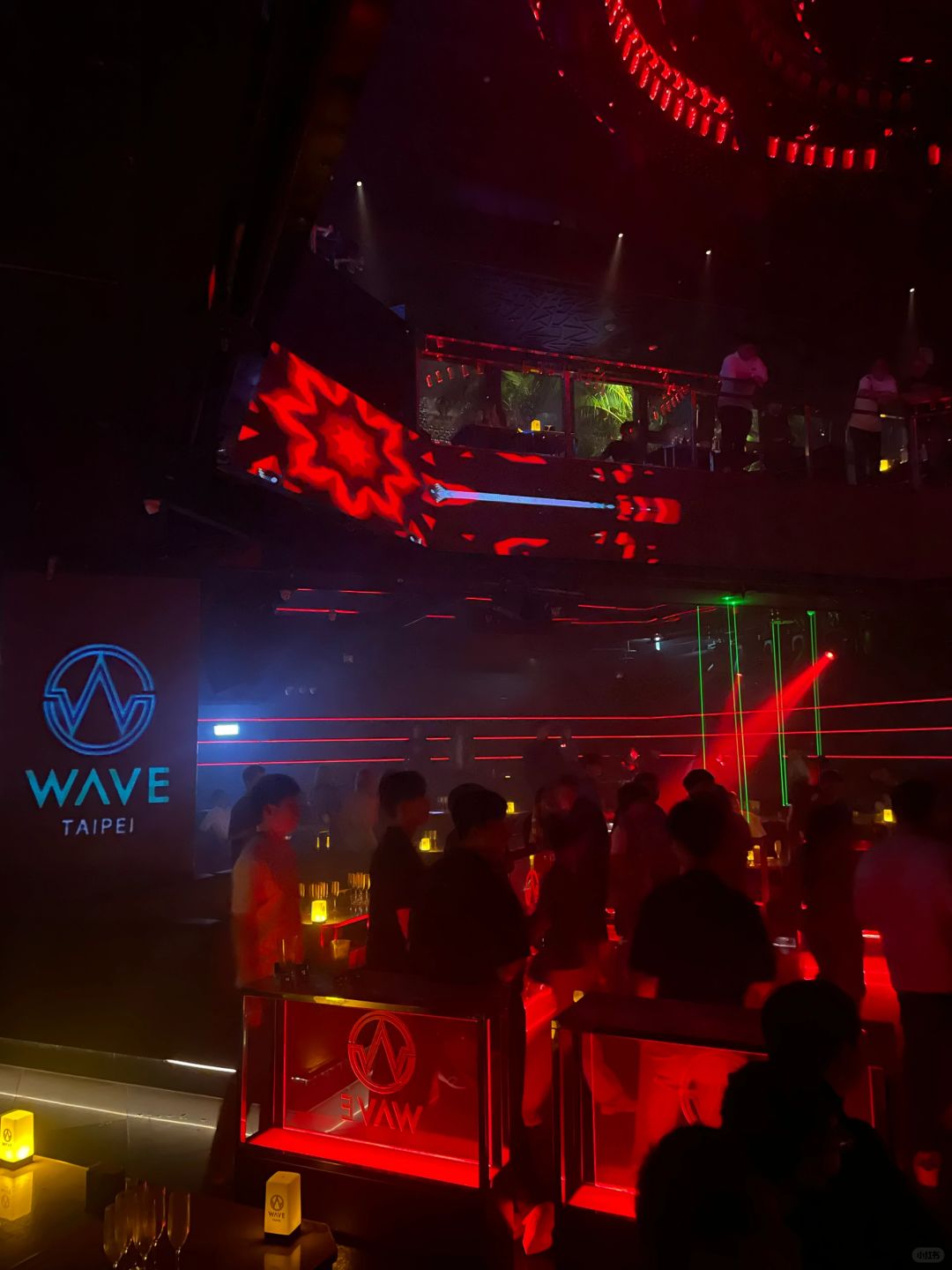 Taiwan-Taipei WAVE Night Club, sexy and beautiful girls dancing at 12 o'clock at night