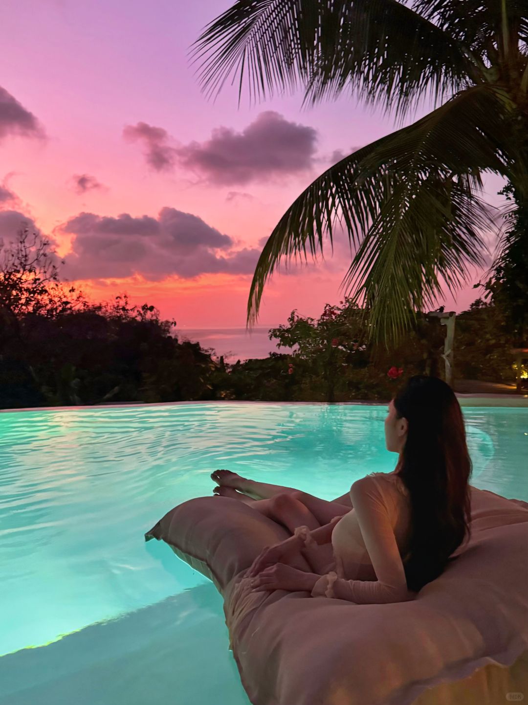 Bali-La Cabane Hotel, where you can enjoy the most beautiful pink and purple sky in Bali