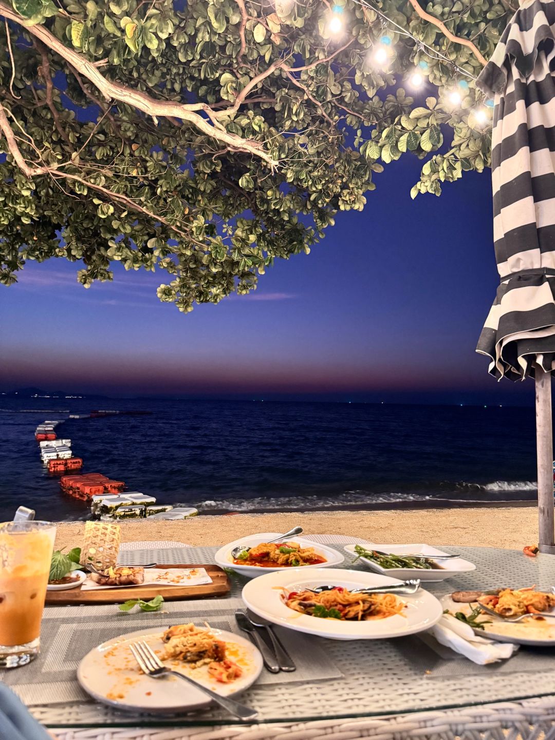 Pattaya-Surf & Turf Beach Club & Restaurant Pattaya, Beach cradle under the trees facing the sea