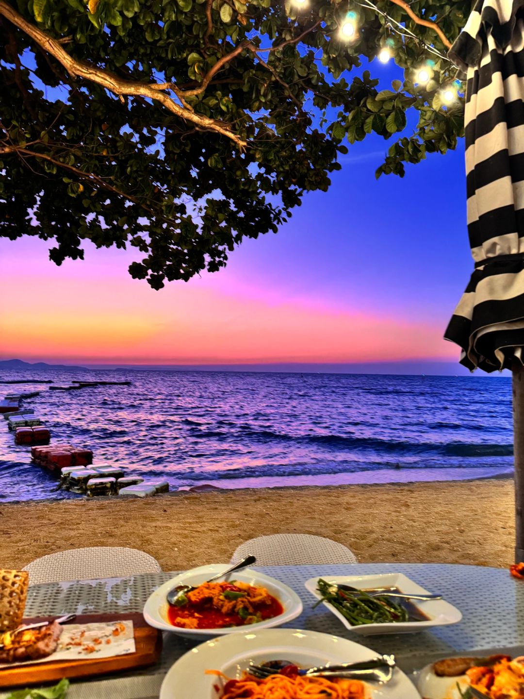 Pattaya-Surf & Turf Beach Club & Restaurant Pattaya, Beach cradle under the trees facing the sea