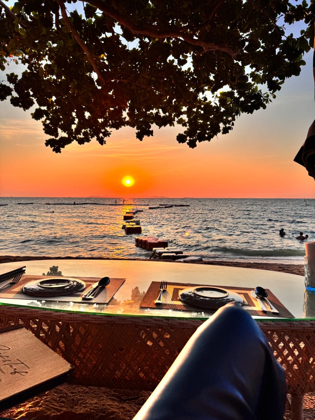 Pattaya-Surf & Turf Beach Club & Restaurant Pattaya, Beach cradle under the trees facing the sea