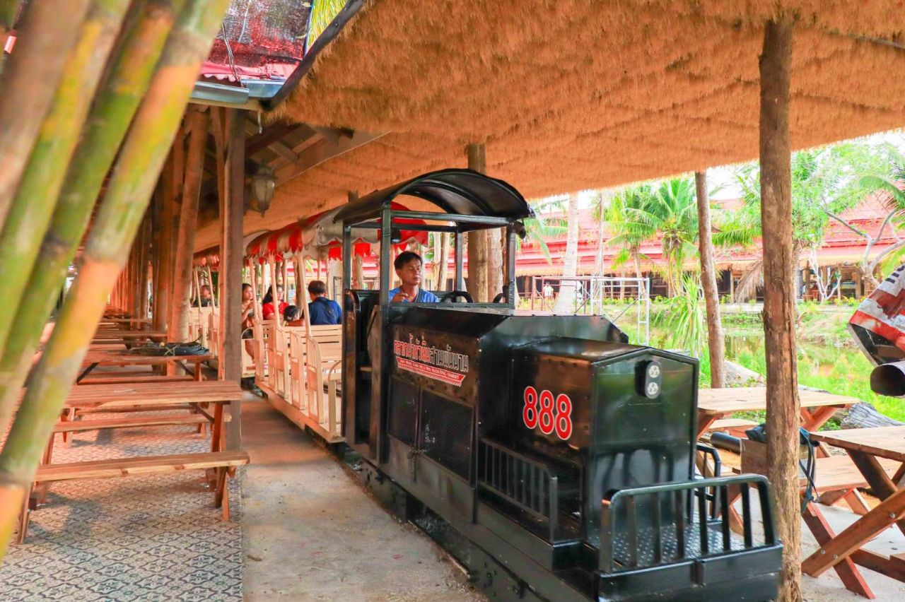 Hua Hin-Hua Hin Sam Phan Nam Floating Market, a blend of traditional Thai charm and modern fun