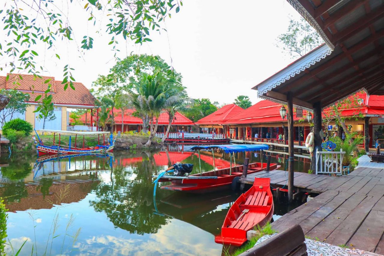 Hua Hin-Hua Hin Sam Phan Nam Floating Market, a blend of traditional Thai charm and modern fun