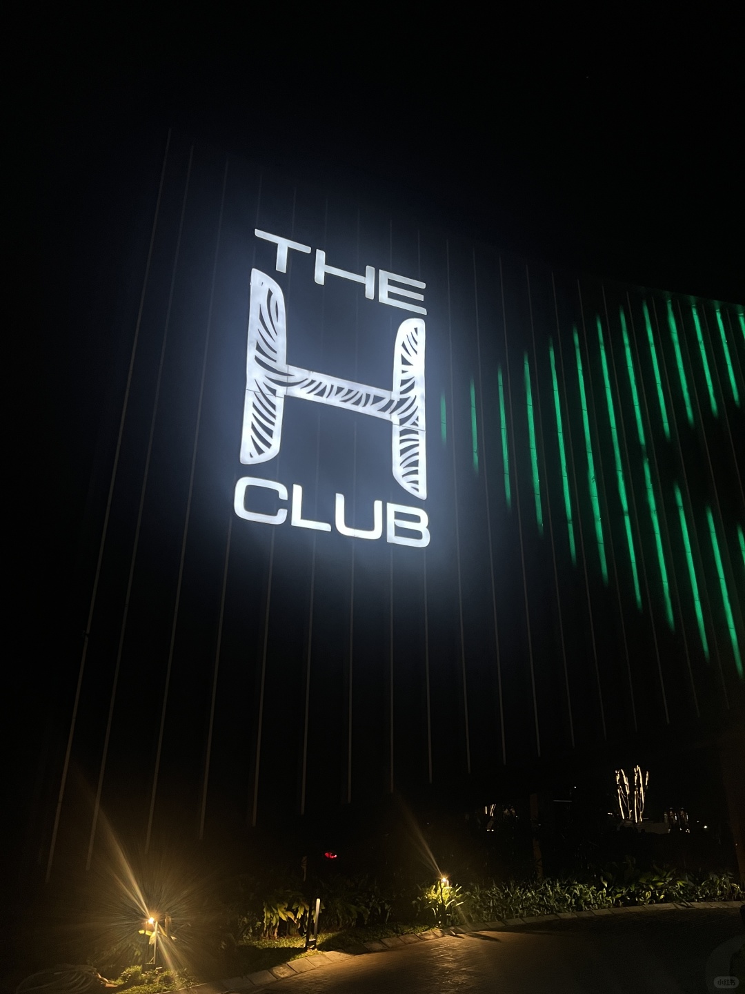 Jakarta-The H Nightclub Bar in Jakarta, experience a pleasant nightlife with young boys and girls