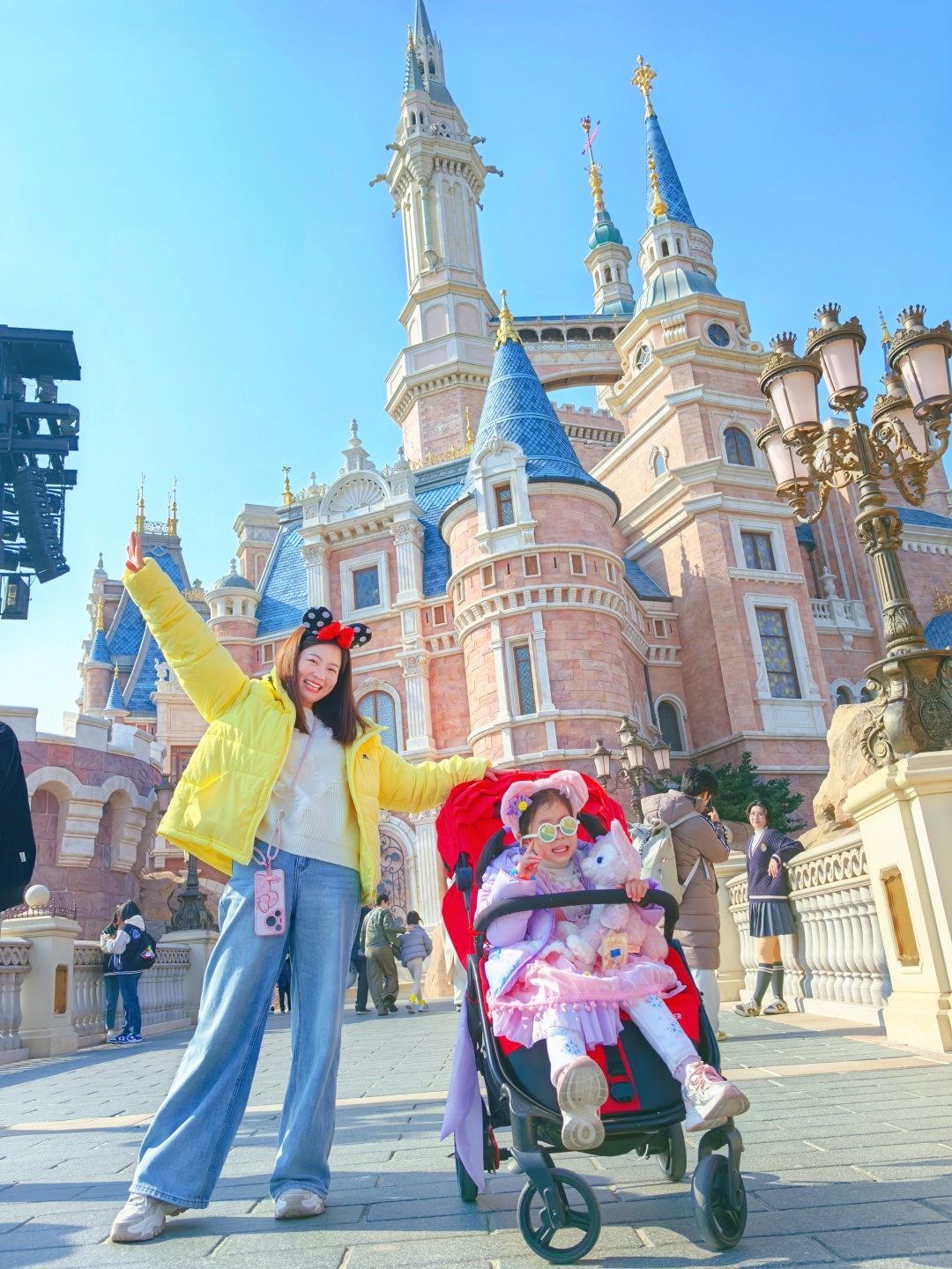 Shanghai/Hangzhou-Shanghai Disneyland, my child and I had a great time!