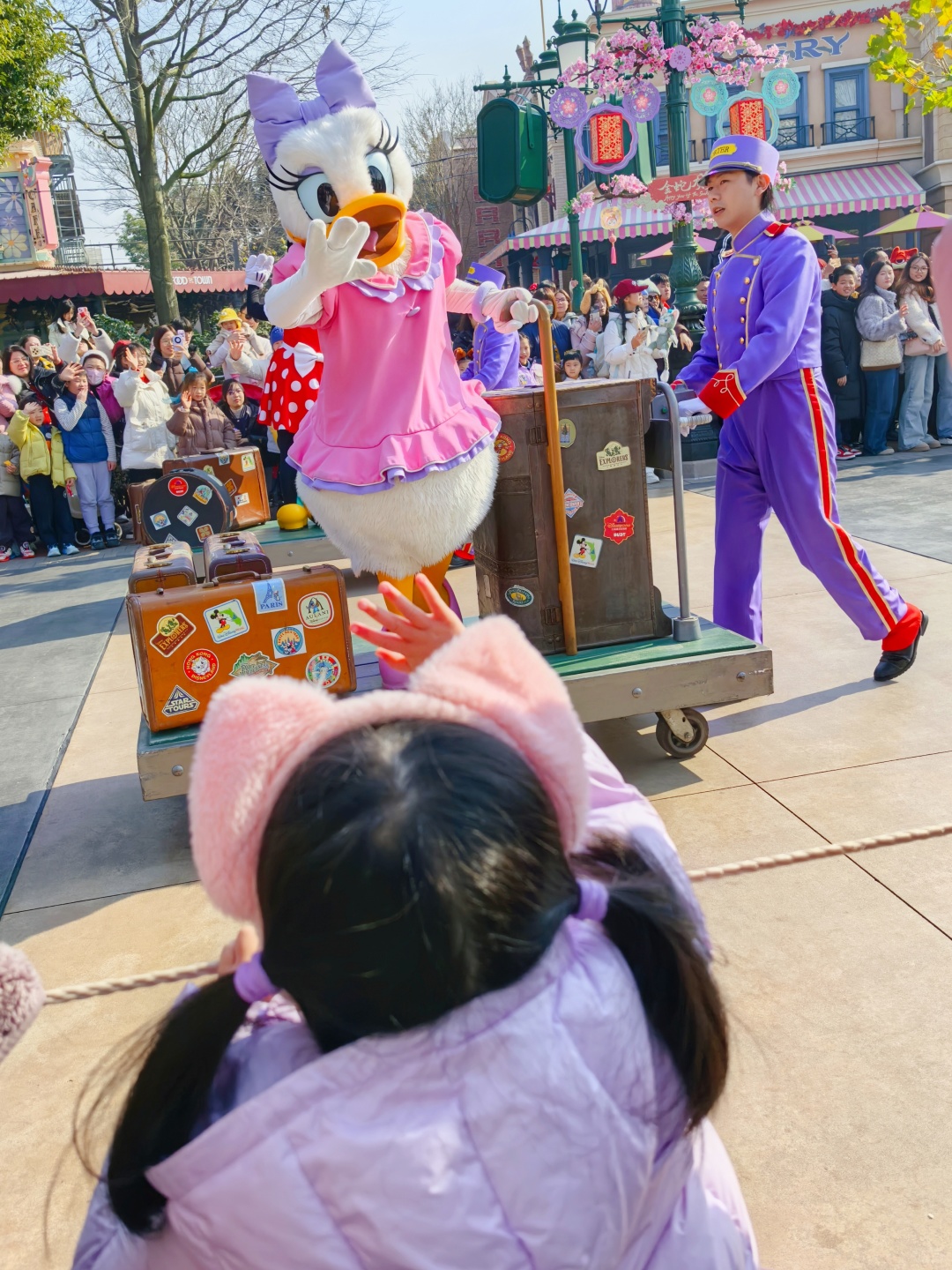 Shanghai/Hangzhou-Shanghai Disneyland, my child and I had a great time!