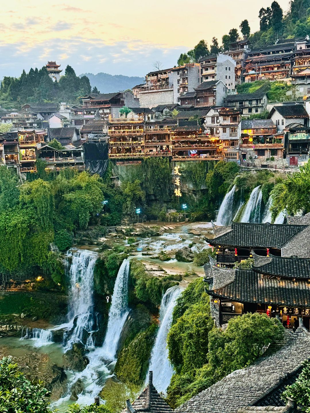 Changsha-Furong Town, Hunan, is an ancient town that truly hangs on a waterfall!