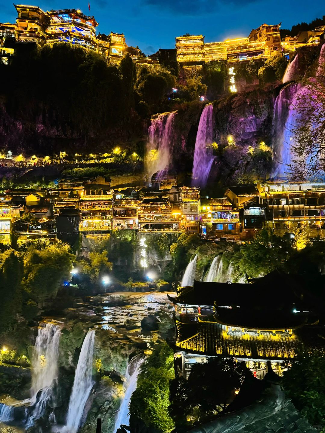 Changsha-Furong Town, Hunan, is an ancient town that truly hangs on a waterfall!