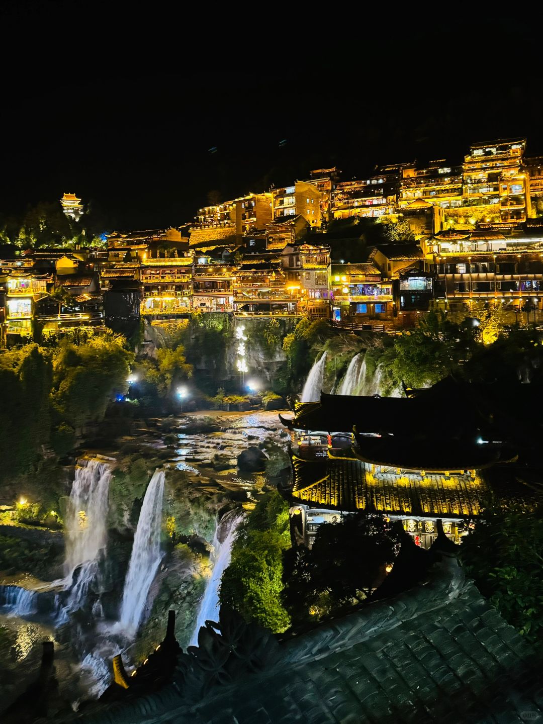 Changsha-Furong Town, Hunan, is an ancient town that truly hangs on a waterfall!