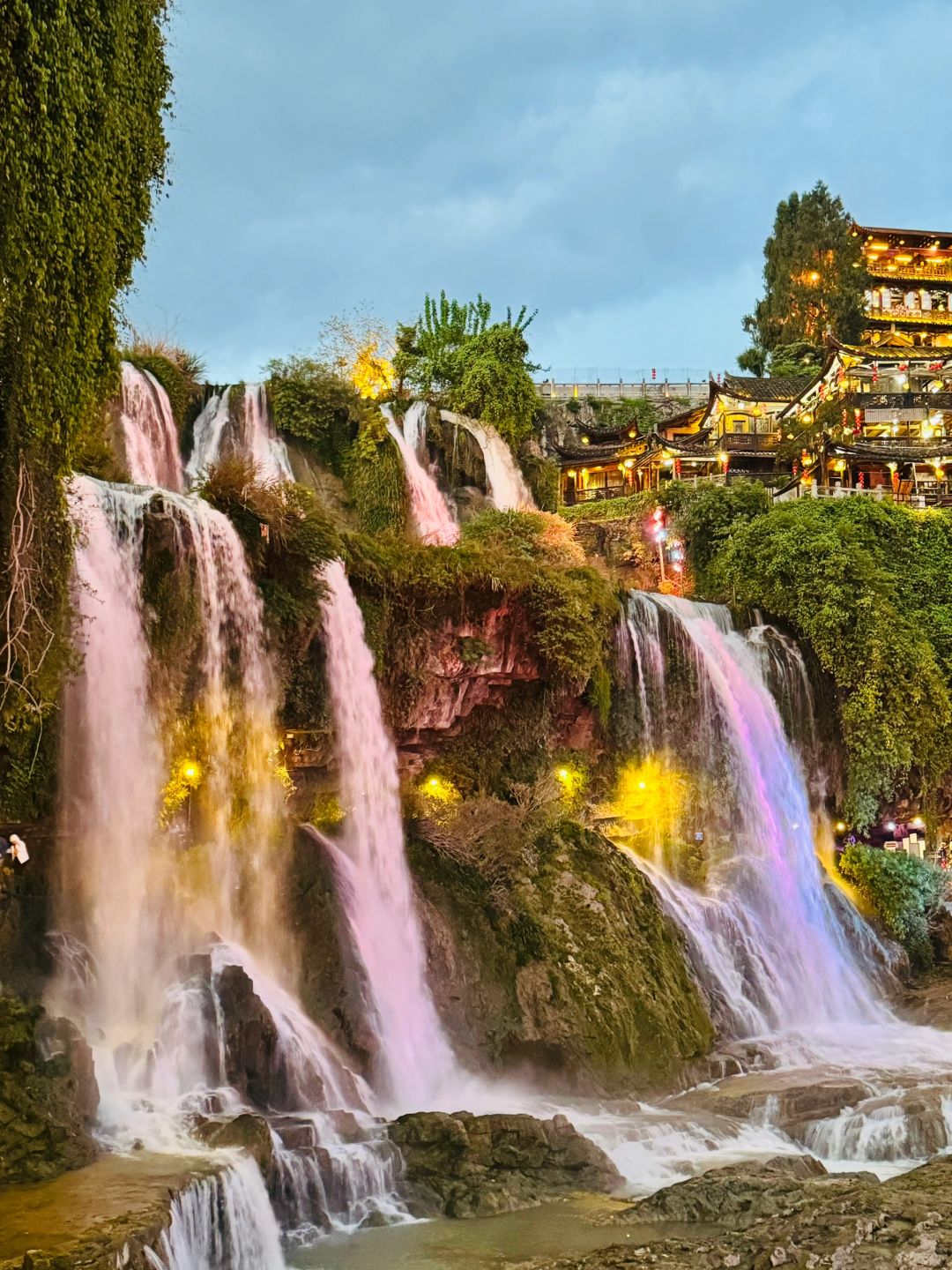 Changsha-Furong Town, Hunan, is an ancient town that truly hangs on a waterfall!